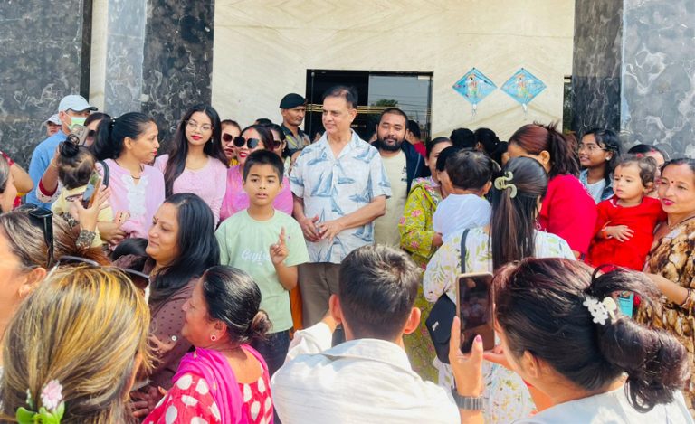 नेपालगञ्जमा दर्शक फकाउँदै हरिवंश