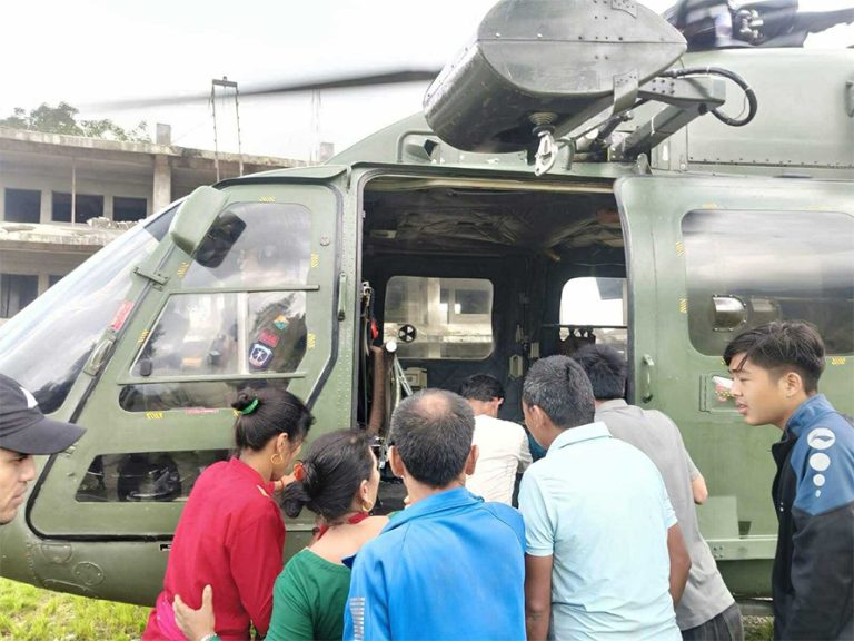 घर भत्किँदा गम्भीर घाइते भएका काभ्रेका एक पुरुषको हेलिकप्टरबाट उद्धार
