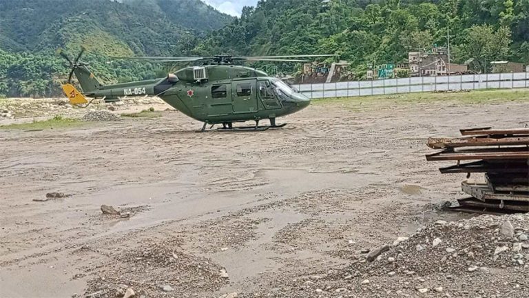 हेलिकप्टर कुरेकी अस्मिताले बाटोमै जन्माइन्  छोरी