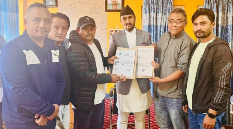 हुम्ला र मनाङका दुर्गम क्षेत्रमा सञ्चारको पहुँच पुर्याउन सञ्चारमन्त्रीसँग स्थानीयको आग्रह