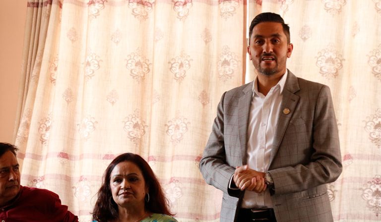 मुलुकलाई ट्रयाक बाहिर जान नदिन सबै गम्भीर बनौं: सञ्चारमन्त्री खरेल