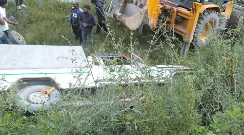 रुकुम पूर्वमा स्टेरिङ लक हुँदा पिक अप गाडी दुर्घटना