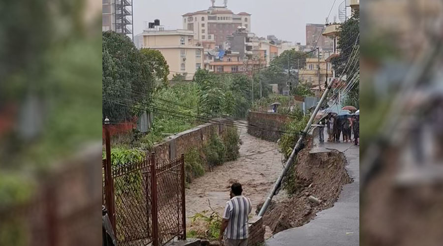 कालिमाटी–बाफलस्थित खोला किनारको सडक भत्कियो