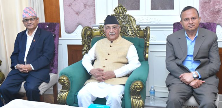 राजीनामाको प्रस्ताव आएपछि ओली रक्षात्मक, बचाउमा उभिए शंकर