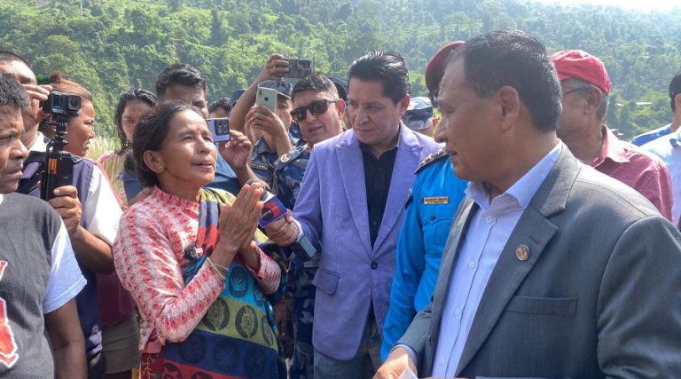इलाममा मन्त्री घिसिङले गरे बाढीपहिरो प्रभावित क्षेत्रको निरीक्षण, आएनन् गृहमन्त्री अर्याल