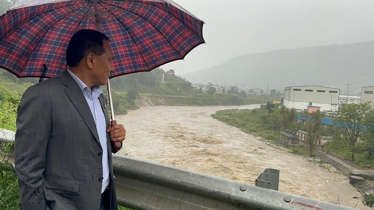 चोभार गल्छीको निरीक्षणमा पुगे मन्त्री घिसिङ