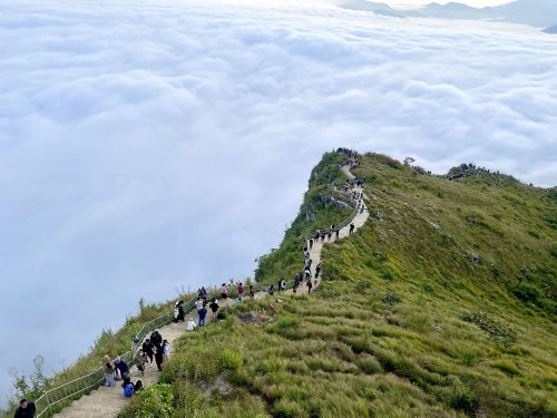 मानुङकोट पुगेका पर्यटक भन्छन् – सुन्दरताले लोभ्यायो