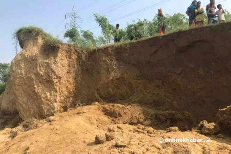 माटोको ढिस्को खस्दा पुरिएर सर्लाहीमा २ बालबालिकासहित चारको मृत्यु