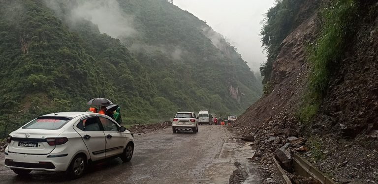 चितवन भएर जाने राजमार्गमा सवारी चलाउन रोक