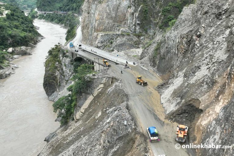 अवरुद्ध काठमाडौं-मुग्लिन-नारायणगढ सडक पूर्णरूपमा सञ्चालन