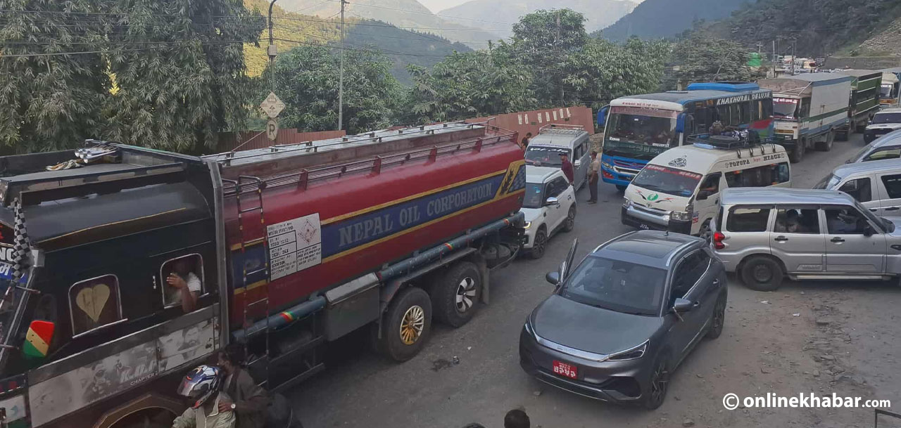 सडक भासिएपछि सडक जाम, पृथ्वी राजमार्ग अस्तव्यस्त (तस्वीरहरू)