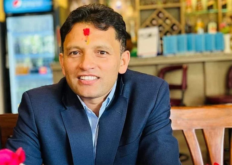 सिंहदरबार पुनर्निर्माण कोषमा पर्यटन व्यवसायी अमगाईंले दिए १ लाख