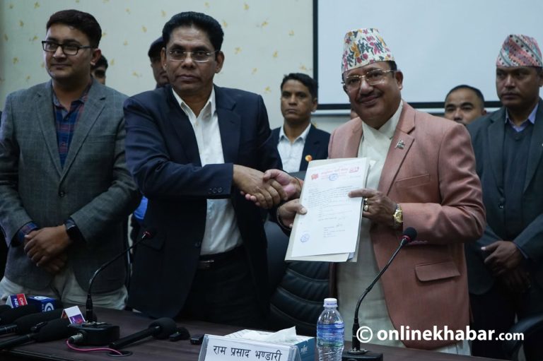 विप्लवको पार्टी दर्ता गर्दै कार्यवाहक प्रमुख निर्वाचन आयुक्तले भने- समयमा चुनाव गर्छौं