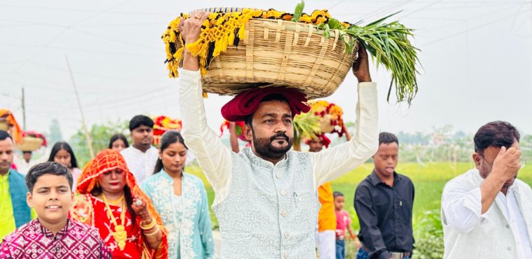 अर्घ्यको दाउरा लिएर छठघाटमा पूर्वमन्त्री यादव