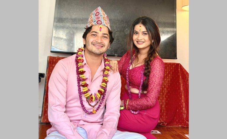 प्रतापलाई भाइटीका लगाइदिँदै एलिना : दाजुबहिनी भनेर प्रमाणित गर्नुपर्ने हाम्रो समाज