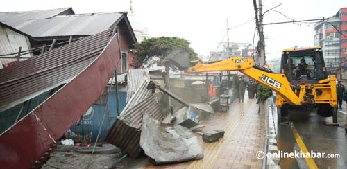 थापाथलीको अनधिकृत संरचनामा चल्यो डोजर (तस्वीरहरू)