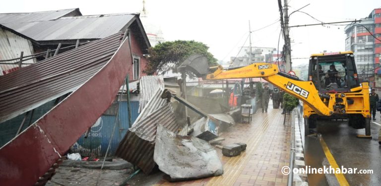 थापाथलीको अनधिकृत संरचनामा चल्यो डोजर (तस्वीरहरू)