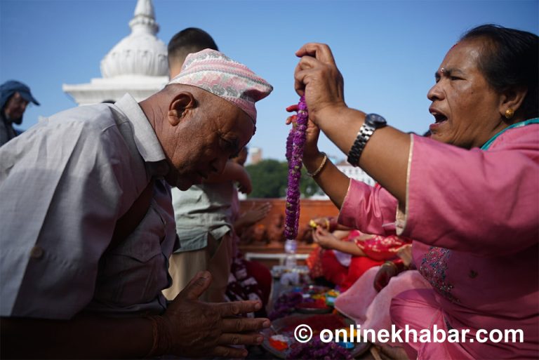 दिदीबहिनी नहुनेले बालगोपालेश्वर मन्दिरमा लगाए भाइटीका