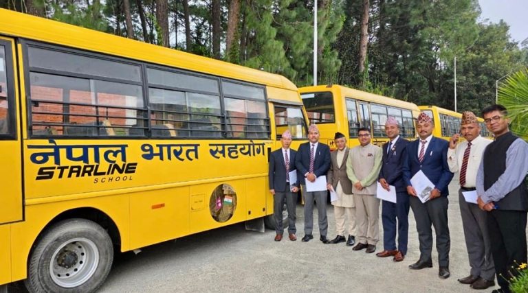 भारतले नेपालका स्कुलमा दियो थप ८१ वटा बस