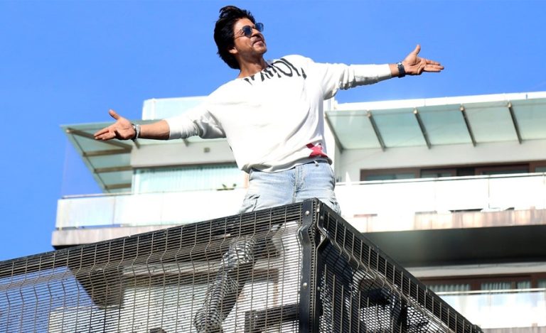 शनिबार ६० टेक्दै शाहरुख, मन्नतको बार्दलीबाटै प्रशंसकलाई स्वागत गर्ने