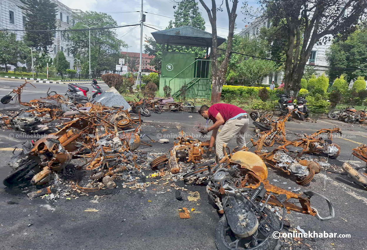 हटाइँदै छ जेनजी आन्दोलनमा सिंहदरबारमा जलेका सवारी साधन