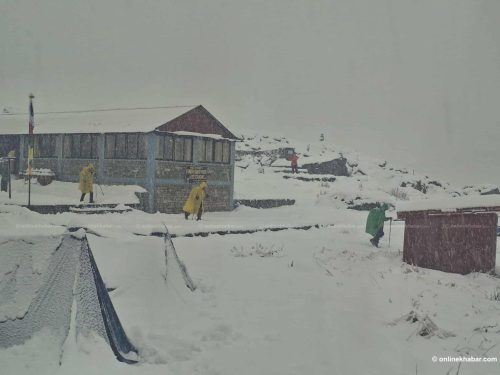 अन्नपूर्ण बेसक्याम्पमा बाक्लो हिमपात (तस्वीरहरु)