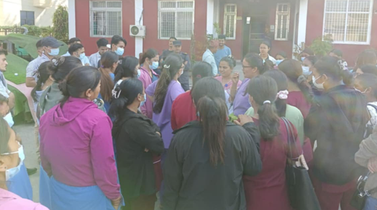 सुदूरपश्चिमका स्वास्थ्यकर्मीले घेरे सामाजिक विकास मन्त्रालय