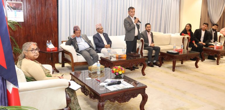 हजुरआमा पनि लडाकु, म पनि लडाकु, चुनाव गराएरै छाड्छु : प्रधानमन्त्री