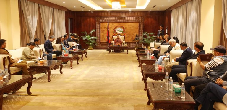 प्रधानमन्त्रीले सोधिन्, ‘चुनाव लड्ने हो ?’ रामेश्वरले मुन्टो हल्लाउँदै नाइँ भने, कुलमानले भुइँतिर हेरे