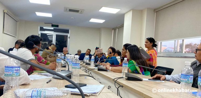 नाराबाजी हुन थालेपछि बैठकबाट बाहिरिए निजी मेडिकल कलेज सञ्चालक डा. कार्की