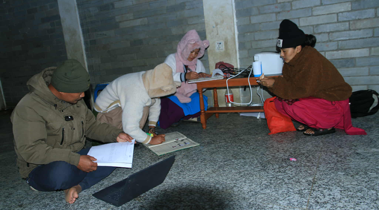 कार्यालयमा आफैंले ताला लगाएका वडाध्यक्षले सडकबाटै दिने थाले नागरिकलाई सेवा