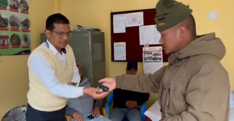 थबाङमा वडाध्यक्ष आफैंले लगाए कार्यालयमा ताला, गाउँपालिकामा बुझाए साँचो