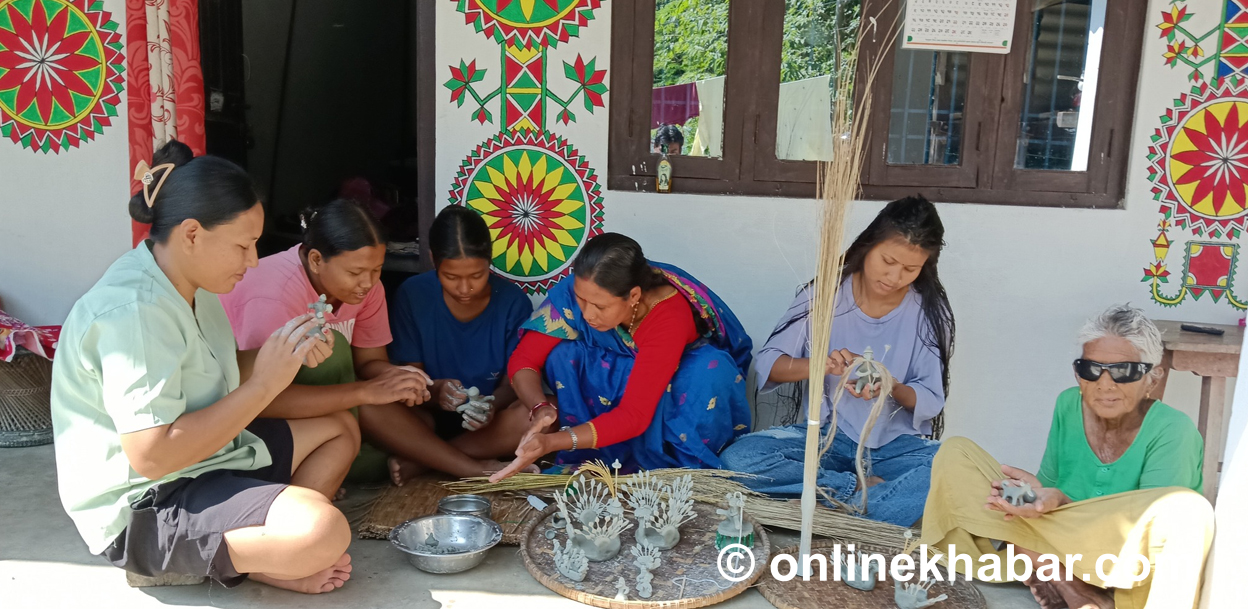 तस्वीरमा हेर्नुहोस् माटोबाट बनाइएका समाचकेवा