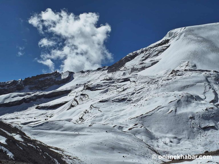 हिमपातपछि तिलिचो र थोराङ्लाको बाटो खुलाउने प्रयास