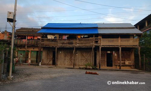 हेर्नुहोस् दशक पुराना बेल्टारका काठेघर