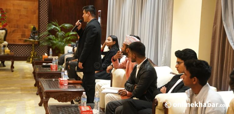 दलहरूलाई जेनजी प्रतिनिधिले भने- संसद् पुनर्स्थापनामा नलागि चुनावमा आइदिनुस्