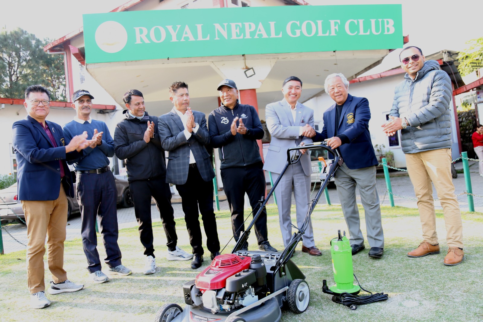 नेपाल गल्फ क्लबलाई खेल सामाग्री हस्तान्तरण