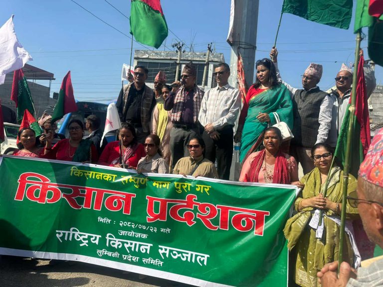 धान खरिद नगरेको भन्दै खाद्यको नेपालगञ्ज डिपोमा किसान सञ्जालले लगायो ताला