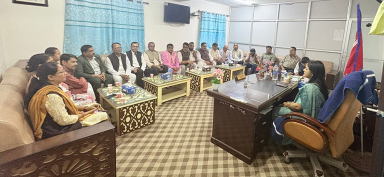 मधेशमा थुनिएका सांसदहरू २ घण्टापछि प्रहरीको सहयोगमा बाहिरिए