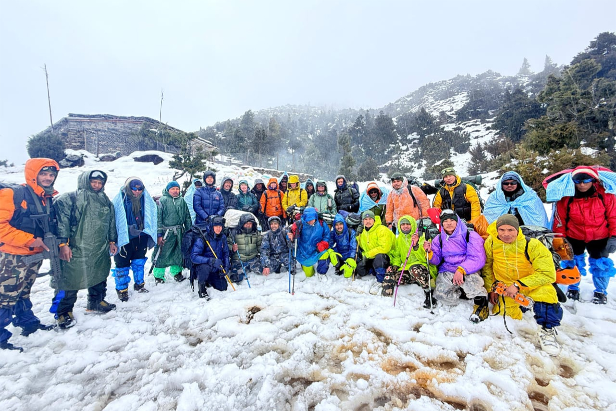मनाङको तिलिचो बेस क्याम्पमा फसेका ११ पर्यटकको उद्धार