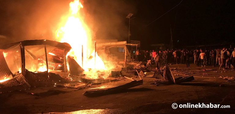 अछामको साँफेबगरमा भीषण आगलागी, डेढ घण्टापछि नियन्त्रणमा