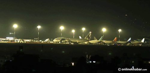 रन-वेमा ‘लाइटिङ’ समस्या : भद्रगोल बन्यो विमानस्थल, जहाजको लाइन (तस्वीरहरू)