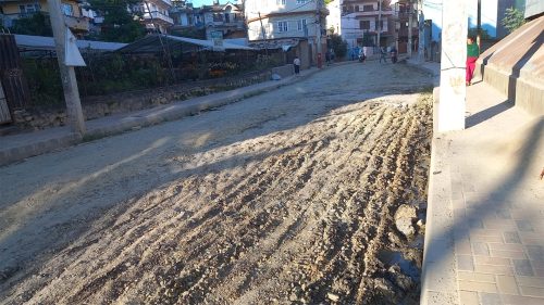 पशुपतिनाथ र बौद्धनाथ जोड्ने सडकमा ‘अस्फाल्ट प्रविधि’ को कालोपत्र