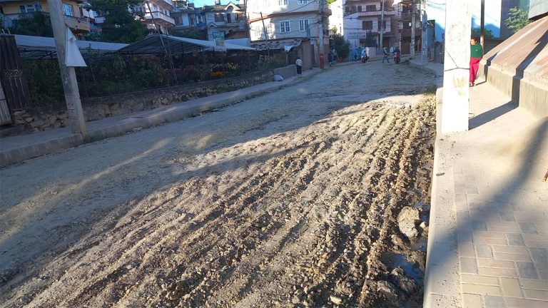 पशुपतिनाथ र बौद्धनाथ जोड्ने सडकमा ‘अस्फाल्ट प्रविधि’ को कालोपत्र