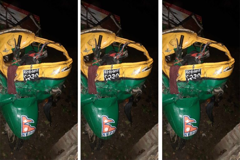 धनुषामा बसले अटोरिक्सालाई ठक्कर दिँदा ४ जनाको मृत्यु