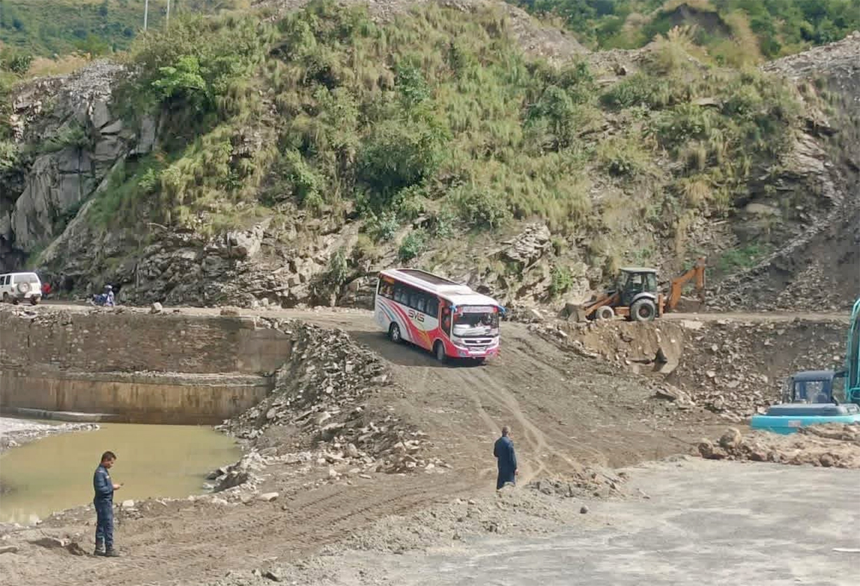 शुक्रबार साँझदेखि अवरुद्ध बीपी राजमार्ग दुईतर्फी खुल्यो 