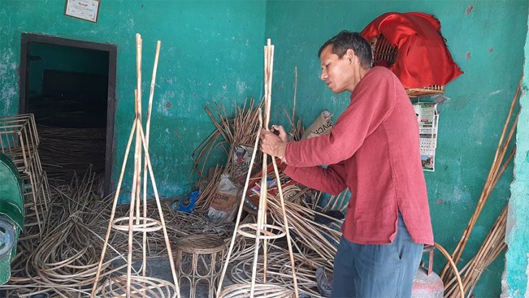बेतबाँसका सामग्री बेचेर मासिक ७० हजार आम्दानी गर्दै बाधुराम थारू