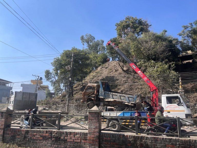 बागमती नदी किनारका बेवारिसे सवारी साधन हटाउन सुरु