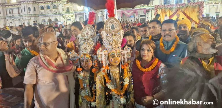 विवाह पञ्चमीको पहिलो दिन राम र लक्ष्मणलाई नगरदर्शन (तस्वीरहरू)