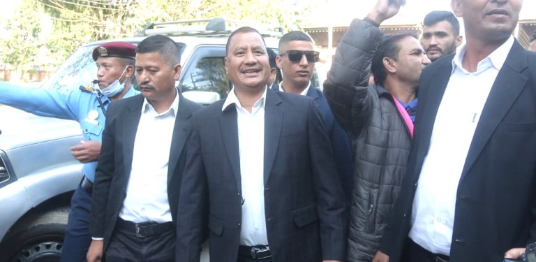 दल दर्ताका लागि सनाखत गर्न विप्लवसहितका नेताहरू निर्वाचन आयोगमा